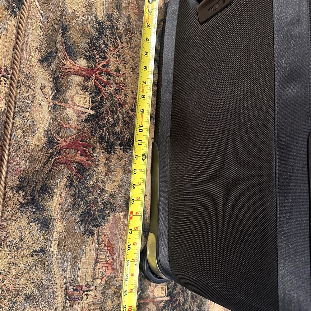 Tumi carry on suitcase - Picture 6 of 8